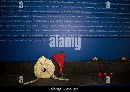 Madrid, Spagna. 11 marzo 2024. Fiori rimangono davanti al monumento alle vittime dell'attentato all'interno della stazione ferroviaria di Atocha a Madrid, durante il ventesimo anniversario dell'attentato terroristico. L'11 marzo 2004 si sono verificati diversi attacchi terroristici a Madrid, con 193 morti e circa 2.000 feriti. Credito: SOPA Images Limited/Alamy Live News Foto Stock