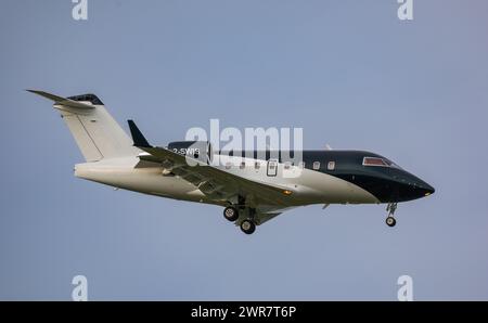 Ein Bombardier Challenger 604 von volare Aviation befindet sich im Landeanflug auf den Flughafen Zürich. Registrazione 2-SWI. (Zürich, Schweiz, 10.05. Foto Stock