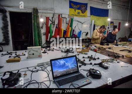 Leopoli, Ucraina. 29 febbraio 2024. La gente assembla droni FPV per l'esercito ucraino. Voluntary Unite ha iniziato a assemblare droni FPV per l'esercito ucraino a Leopoli. Le persone seguono corsi speciali su come assemblare i droni. Comprano tutti i componenti per i droni con i loro fondi e donazioni. (Credit Image: © Pavlo Palamarchuk/SOPA Images via ZUMA Press Wire) SOLO PER USO EDITORIALE! Non per USO commerciale! Foto Stock