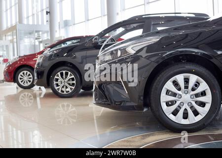 Russia, Izhevsk - 17 febbraio 2022: Showroom KIA. Nuove auto moderne nello showroom KIA. Famoso marchio mondiale. Veicoli prestigiosi. Foto Stock