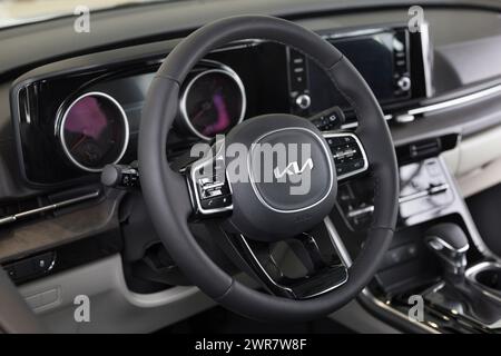 Russia, Izhevsk - 17 febbraio 2022: Showroom KIA. Interni della nuova moderna vettura Carnival Crossvan con cambio automatico. Famoso marchio mondiale. Foto Stock