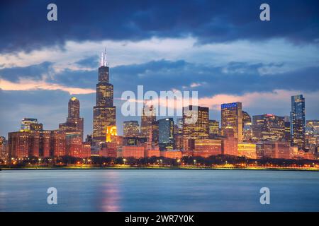 Chicago, Illinois, Stati Uniti. Immagine della città del famoso skyline di Chicago con uno splendido tramonto primaverile. Foto Stock