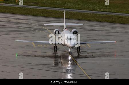 Ein Dassault Falcon 2000EX von NETJETS rollt nach der Landung und nach einer heftigen Gewitterfront zum Standplatz auf dem Flughafen Zürich. Registrat Foto Stock