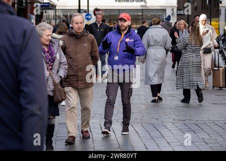 Man Out Promoting Awareness for the Homeless Charity Organization Centre Point il 4 marzo 2024 a Londra, Regno Unito. Negli ultimi due anni si è assistito a un massiccio aumento del Foto Stock