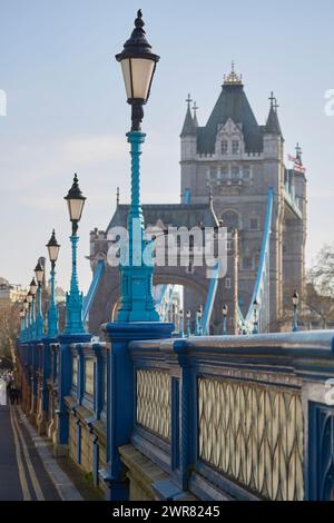 Fila di semafori di tendenza al Tower Bridge, Londra, Regno Unito Foto Stock