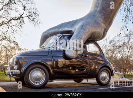 "Vroom, vroom" scultura dell'artista italiano Lorenzo Quinn nel centro di Londra Foto Stock