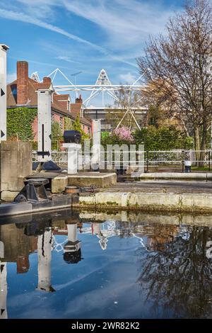 Old Ford Lock 19 sul fiume Lee navigazione con lo Stadio Olimpico sullo sfondo. Foto Stock