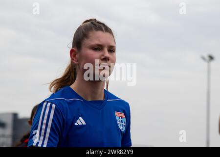 Rotterdam, Paesi Bassi. 10 marzo 2024. Rotterdam, Paesi Bassi, 10 marzo 2024: Jasmijn Dijsselhof (2 PEC Zwolle) prima della partita di calcio dell'Azerion Eredivisie Vrouwen tra il Feyenoord e il PEC Zwolle a Varkenoord a Rotterdam, Paesi Bassi. (Leiting Gao/SPP) credito: SPP Sport Press Photo. /Alamy Live News Foto Stock