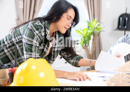 Due architetti stanno progettando una casa in ufficio Foto Stock