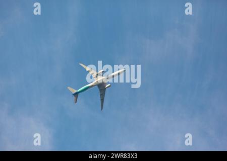 Aerei contro un cielo blu. Foto Stock