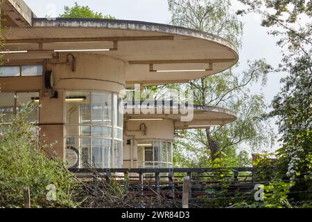 East Finchley, una stazione della metropolitana classificata di grado 2 sulla Northern Line progettata da Charles Holden. Foto Stock