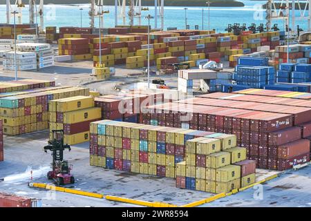 Miami, Florida, Stati Uniti - 27 gennaio 2024: Container impilati in file nel porto di Miami Foto Stock