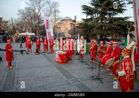 11 marzo 2024: Istanbul, Turchia, 11 marzo 2024: L'esibizione della band Mehter ha catturato l'attenzione della folla in Piazza Sultanahmet attendeva iftar. Il mese del Ramadan, l'ultimo mese tra i tre sacri, spesso indicato come il Sultano degli undici mesi, inizierà lunedì 11 marzo 2024. Durante questo periodo, milioni di musulmani osserveranno il digiuno e adempieranno diligentemente i loro doveri religiosi. (Credit Image: © Tolga Ildun/ZUMA Press Wire) SOLO PER USO EDITORIALE! Non per USO commerciale! Foto Stock