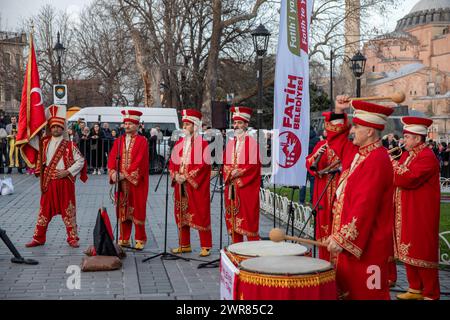 11 marzo 2024: Istanbul, Turchia, 11 marzo 2024: L'esibizione della band Mehter ha catturato l'attenzione della folla in Piazza Sultanahmet attendeva iftar. Il mese del Ramadan, l'ultimo mese tra i tre sacri, spesso indicato come il Sultano degli undici mesi, inizierà lunedì 11 marzo 2024. Durante questo periodo, milioni di musulmani osserveranno il digiuno e adempieranno diligentemente i loro doveri religiosi. (Credit Image: © Tolga Ildun/ZUMA Press Wire) SOLO PER USO EDITORIALE! Non per USO commerciale! Foto Stock