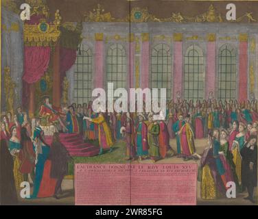 L'ambasciatore persiano Mohammad Reza Beg ad un'udienza con re Luigi XIV di Francia, 1715, l'Audiance donné par le Roy Louis XIV à l'Ambassadeur de perse, à Versailles le Fevrier 1715 (titolo sull'oggetto), Re Luigi uomini e donne guardano tutto intorno. La stampa fa parte di un album., stampatore: Francois Langlois, (possibilmente), editore: Francois Langlois, Lodewijk XIV (koning van Frankrijk), stampatore: Parigi, editore: Paris, l'Aia, 1715, carta, incisione, incisione, altezza 439 mm x larghezza c. 540 mm, altezza 537 mm x larghezza c. 630 mm, stampa Foto Stock