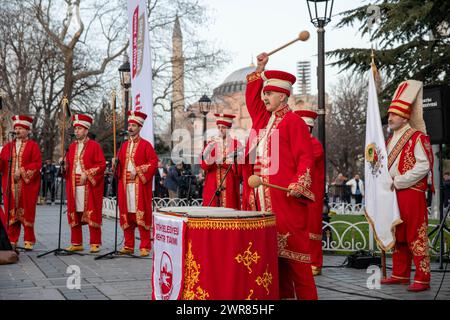 11 marzo 2024: Istanbul, Turchia, 11 marzo 2024: L'esibizione della band Mehter ha catturato l'attenzione della folla in Piazza Sultanahmet attendeva iftar. Il mese del Ramadan, l'ultimo mese tra i tre sacri, spesso indicato come il Sultano degli undici mesi, inizierà lunedì 11 marzo 2024. Durante questo periodo, milioni di musulmani osserveranno il digiuno e adempieranno diligentemente i loro doveri religiosi. (Credit Image: © Tolga Ildun/ZUMA Press Wire) SOLO PER USO EDITORIALE! Non per USO commerciale! Foto Stock