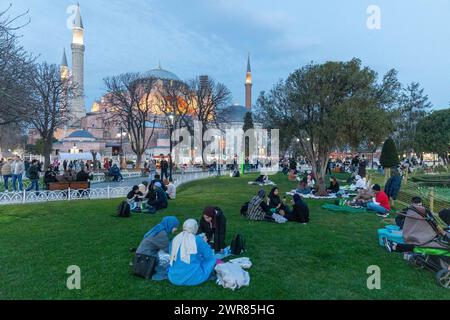 11 marzo 2024: Istanbul, Turchia, 11 marzo 2024: I cittadini riuniti in piazza Sultanahmet attendevano l'iftar, rompevano il loro digiuno con la chiamata alla preghiera all'ora stabilita. Il mese del Ramadan, l'ultimo mese tra i tre sacri, spesso indicato come il Sultano degli undici mesi, inizierà lunedì 11 marzo 2024. Durante questo periodo, milioni di musulmani osserveranno il digiuno e adempieranno diligentemente i loro doveri religiosi. (Credit Image: © Tolga Ildun/ZUMA Press Wire) SOLO PER USO EDITORIALE! Non per USO commerciale! Foto Stock