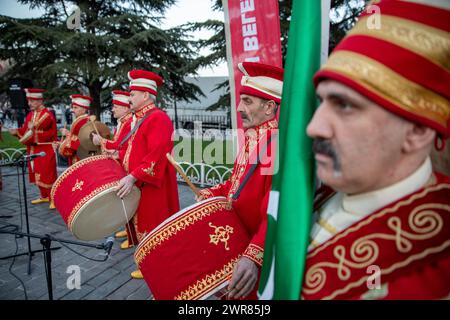 11 marzo 2024: Istanbul, Turchia, 11 marzo 2024: L'esibizione della band Mehter ha catturato l'attenzione della folla in Piazza Sultanahmet attendeva iftar. Il mese del Ramadan, l'ultimo mese tra i tre sacri, spesso indicato come il Sultano degli undici mesi, inizierà lunedì 11 marzo 2024. Durante questo periodo, milioni di musulmani osserveranno il digiuno e adempieranno diligentemente i loro doveri religiosi. (Credit Image: © Tolga Ildun/ZUMA Press Wire) SOLO PER USO EDITORIALE! Non per USO commerciale! Foto Stock