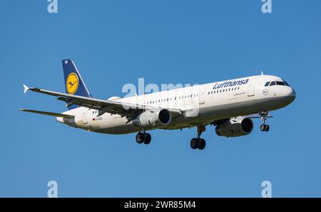 Ein Airbus A321-200 von Lufthansa befindet sich im Landeanflug auf den Flughafen Zürich. Registrazione D-AIDU. (Zürich, Svizzera, 08.07.2022) Foto Stock