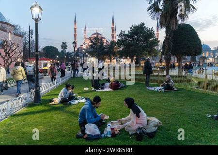 11 marzo 2024: Istanbul, Turchia, 11 marzo 2024: I cittadini riuniti in piazza Sultanahmet attendevano l'iftar, rompevano il loro digiuno con la chiamata alla preghiera all'ora stabilita. Il mese del Ramadan, l'ultimo mese tra i tre sacri, spesso indicato come il Sultano degli undici mesi, inizierà lunedì 11 marzo 2024. Durante questo periodo, milioni di musulmani osserveranno il digiuno e adempieranno diligentemente i loro doveri religiosi. (Credit Image: © Tolga Ildun/ZUMA Press Wire) SOLO PER USO EDITORIALE! Non per USO commerciale! Foto Stock