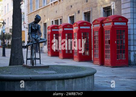 Young Dancer, statua in bronzo di Enzo Plazzotta della ballerina reale Katie Pianoff Broad Court di fronte alla Royal Opera House, Londra, Regno Unito. Foto Stock