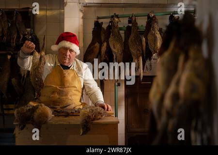 21/12/2023 Mick Hulme inizia a raccogliere 600 fagiani nella cantina sotto il suo negozio ad Ashbourne, Derbyshire. Mick, 65 anni, è la terza generazione di h Foto Stock