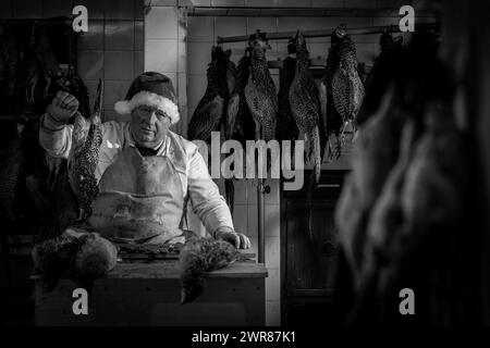 21/12/2023 Mick Hulme inizia a raccogliere 600 fagiani nella cantina sotto il suo negozio ad Ashbourne, Derbyshire. Mick, 65 anni, è la terza generazione di h Foto Stock