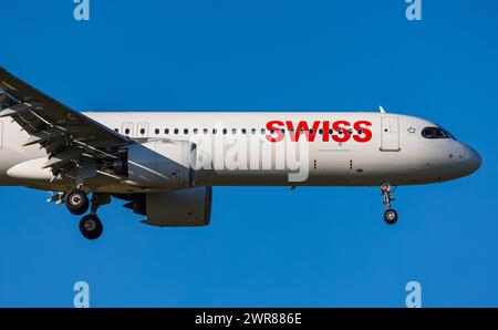 Ein Airbus A321-271NX (Airbus A321neo) von Swiss International Airlines befindet sich im Landeanflug auf den Heimatflughafen Zürich. Registrazione HB-J Foto Stock