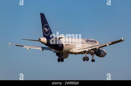 Ein Airbus A319-100 der deutschen Fluggesellschaft Lufthansa befindet sich im Landeanflug auf den Flughafen Zürich. Registrazione D-AILI. (Zürich, Schw Foto Stock