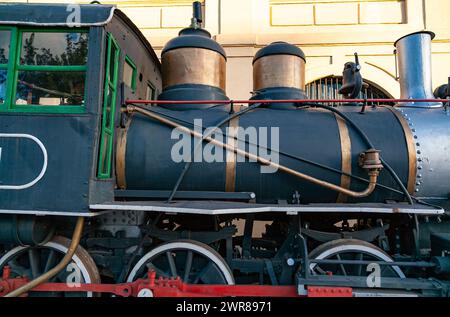 Vista ravvicinata di una locomotiva a vapore d'epoca presso il mercato degli artigiani di Almacenes San Jose, l'Avana, Cuba Foto Stock