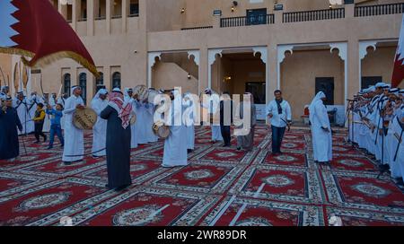 Danza folcloristica tradizionale del Qatar (danza Ardah) nel villaggio culturale di Katara, Doha - Qatar durante la Coppa d'Asia 2023 che si tiene in Qatar. Ripresa pomeridiana. Foto Stock