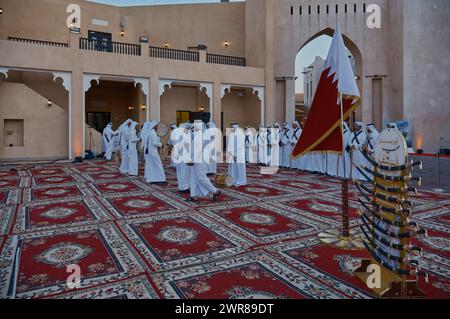 Danza folcloristica tradizionale del Qatar (danza Ardah) nel villaggio culturale di Katara, Doha - Qatar durante la Coppa d'Asia 2023 che si tiene in Qatar. Ripresa pomeridiana. Foto Stock