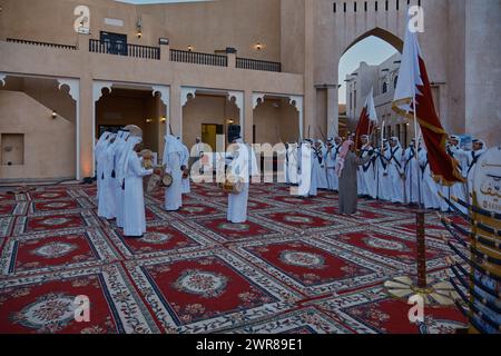 Danza folcloristica tradizionale del Qatar (danza Ardah) nel villaggio culturale di Katara, Doha - Qatar durante la Coppa d'Asia 2023 che si tiene in Qatar. Ripresa pomeridiana. Foto Stock