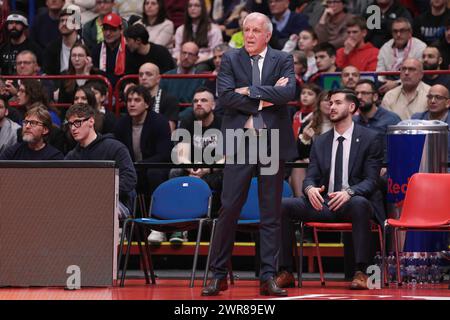 Milano, Italia. 8 marzo 2024. Italia, Milano, 8 marzo 2024: Zeljko Obradovic (capo allenatore del Partizan) in panchina nel 1° quarto durante la partita di basket EA7 Emporio Armani Milan vs Partizan Belgrado, EuroLeague 2023-24 round 28 (Credit Image: © Fabrizio Andrea Bertani/Pacific Press via ZUMA Press Wire) SOLO USO EDITORIALE! Non per USO commerciale! Foto Stock