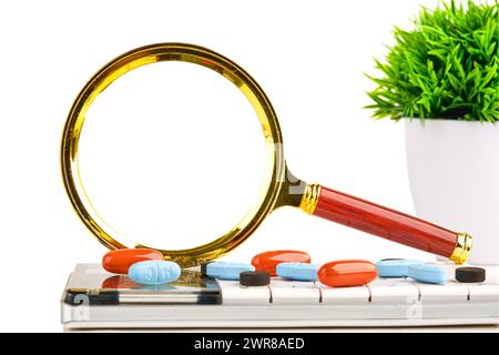 Lente di ingrandimento su una calcolatrice con tavolette su sfondo bianco. Fotografia concettuale. Un luogo da copiare. Foto Stock