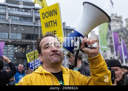 Londra, Regno Unito. 11 marzo 2024. Graham Smith, amministratore delegato della Republic, cantò in una protesta anti-monarchia di fronte all'abbazia di Westminster, dove i membri della famiglia reale stavano partecipando a un servizio del Commonwealth Day. Republic è un gruppo di pressione repubblicano britannico che sostiene la sostituzione del monarca del Regno Unito con un capo di stato non politico eletto. Crediti: Mark Kerrison/Alamy Live News Foto Stock