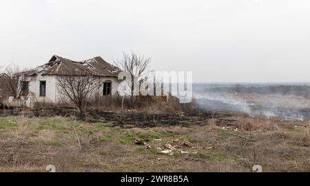 Regione di Mykolaiv, Ucraina. 2 marzo 2024. Una casa di un abitante locale vista distrutta dall'azione militare russa e da regolari attacchi missilistici si vedono in un villaggio nella regione di Mykolaiv. Una tipica scena di villaggi ucraini nella regione di Mykolaiv, come in altre regioni dell'Ucraina dopo l'occupazione e vicino alla prima linea. Bombardamenti regolari e distruzione di case di residenti locali. (Credit Image: © Mykhaylo Palinchak/SOPA Images via ZUMA Press Wire) SOLO PER USO EDITORIALE! Non per USO commerciale! Foto Stock