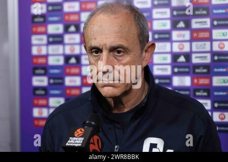 Milano, Italia. 8 marzo 2024. Italia, Milano, 8 marzo 2024: Ettore Messina (capo allenatore Armani) intervista all'EuroLeague pre-partita durante la partita di basket EA7 Emporio Armani Milano vs Partizan Belgrado, EuroLeague 2023-24 round 28 (Credit Image: © Fabrizio Andrea Bertani/Pacific Press via ZUMA Press Wire) SOLO USO EDITORIALE! Non per USO commerciale! Foto Stock