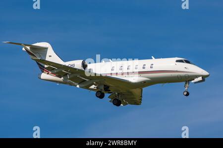 Ein Bombardier Challenger 350 von NETJETS Europe im Landeanflug auf den Flughafen Zürich. Registrazione CS-CHG. (Zürich, Schweiz, 14.05.2022) Foto Stock