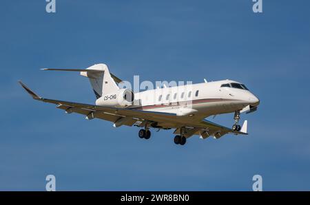 Ein Bombardier Challenger 350 von NETJETS Europe im Landeanflug auf den Flughafen Zürich. Registrazione CS-CHG. (Zürich, Schweiz, 14.05.2022) Foto Stock