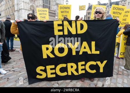 Londra, Regno Unito. 11 marzo 2024. I manifestanti tengono uno striscione che dichiara "End Royal Secrecy" come membri del gruppo di campagna anti-monarchia Republic Protestation al di fuori dell'Abbazia di Westminster mentre i politici e i membri della famiglia reale partecipano al Commonwealth Day Service. Crediti: Ron Fassbender/Alamy Live News Foto Stock