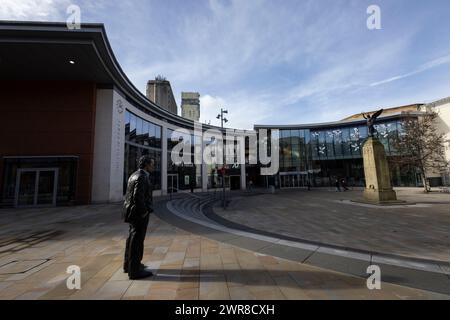 Scultura "uomo in piedi" nel centro di Woking, nel Surrey, Inghilterra, soprannominata la "Singapore del Surrey", per via della sua lucente metropoli, Regno Unito Foto Stock