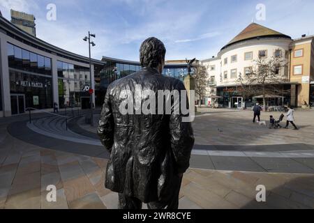 Scultura "uomo in piedi" nel centro di Woking, nel Surrey, Inghilterra, soprannominata la "Singapore del Surrey", per via della sua lucente metropoli, Regno Unito Foto Stock