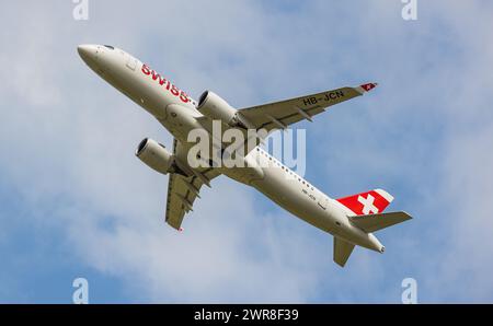 Ein Airbus A220-300 von Swiss International Airlines startet vom Flughafen Zürich. Registrazione HB-JNC. (Zürich, Svizzera, 27.06.2022) Foto Stock