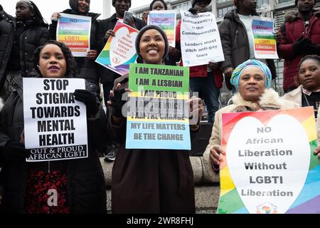 Londra, Regno Unito. 11 marzo 2024. Gli attivisti LGBT+ della African Equality Foundation protestano al di fuori dell'abbazia di Westminster contro la discriminazione contro i gay nei paesi del Commonwealth, mentre politici e reali arrivano per il Commonwealth Day Service. Crediti: Ron Fassbender/Alamy Live News Foto Stock