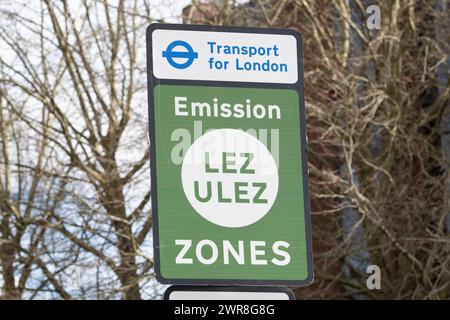 IMMAGINI DEI FILE. 11 marzo 2024. Trasporto per Londra, cartelli Ultra Low Emission a Uxbridge, London Borough of Hillingdon. Sadiq Khan, il sindaco di Londra, ha annunciato che dalla prossima settimana, i veicoli non conformi alla zona di emissione ultra bassa (ULEZ) del trasporto di Londra, saranno autorizzati a essere donati all'Ucraina per esigenze umanitarie e mediche piuttosto che essere rottamati. Crediti: Maureen McLean/Alamy Foto Stock