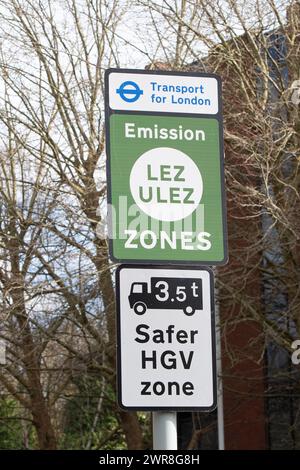 IMMAGINI DEI FILE. 11 marzo 2024. Trasporto per Londra, cartelli Ultra Low Emission a Uxbridge, London Borough of Hillingdon. Sadiq Khan, il sindaco di Londra, ha annunciato che dalla prossima settimana, i veicoli non conformi alla zona di emissione ultra bassa (ULEZ) del trasporto di Londra, saranno autorizzati a essere donati all'Ucraina per esigenze umanitarie e mediche piuttosto che essere rottamati. Crediti: Maureen McLean/Alamy Foto Stock