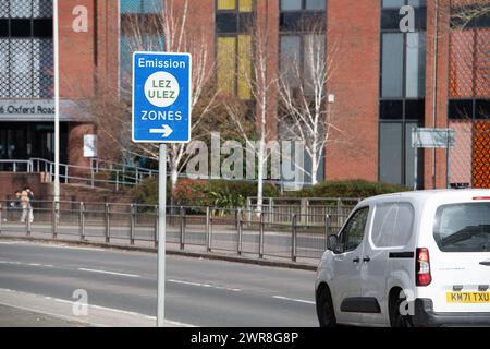 IMMAGINI DEI FILE. 11 marzo 2024. Trasporto per Londra, cartelli Ultra Low Emission a Uxbridge, London Borough of Hillingdon. Sadiq Khan, il sindaco di Londra, ha annunciato che dalla prossima settimana, i veicoli non conformi alla zona di emissione ultra bassa (ULEZ) del trasporto di Londra, saranno autorizzati a essere donati all'Ucraina per esigenze umanitarie e mediche piuttosto che essere rottamati. Crediti: Maureen McLean/Alamy Foto Stock