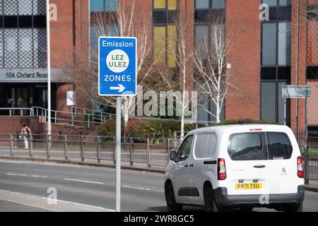 IMMAGINI DEI FILE. 11 marzo 2024. Trasporto per Londra, cartelli Ultra Low Emission a Uxbridge, London Borough of Hillingdon. Sadiq Khan, il sindaco di Londra, ha annunciato che dalla prossima settimana, i veicoli non conformi alla zona di emissione ultra bassa (ULEZ) del trasporto di Londra, saranno autorizzati a essere donati all'Ucraina per esigenze umanitarie e mediche piuttosto che essere rottamati. Crediti: Maureen McLean/Alamy Foto Stock