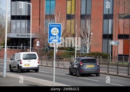 IMMAGINI DEI FILE. 11 marzo 2024. Trasporto per Londra, cartelli Ultra Low Emission a Uxbridge, London Borough of Hillingdon. Sadiq Khan, il sindaco di Londra, ha annunciato che dalla prossima settimana, i veicoli non conformi alla zona di emissione ultra bassa (ULEZ) del trasporto di Londra, saranno autorizzati a essere donati all'Ucraina per esigenze umanitarie e mediche piuttosto che essere rottamati. Crediti: Maureen McLean/Alamy Foto Stock